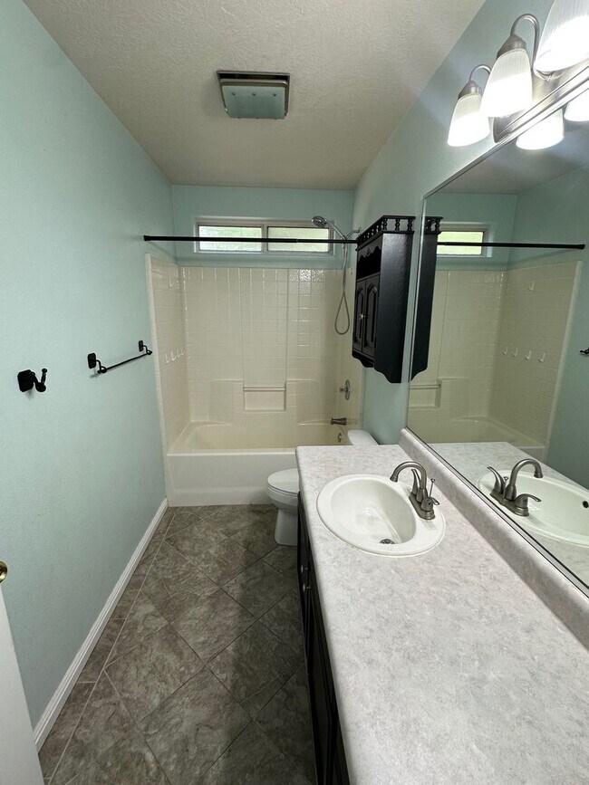 Building Photo - Spacious Home For Rent