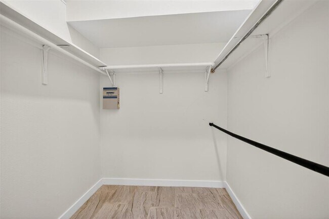 Building Photo - 529 W Clark St