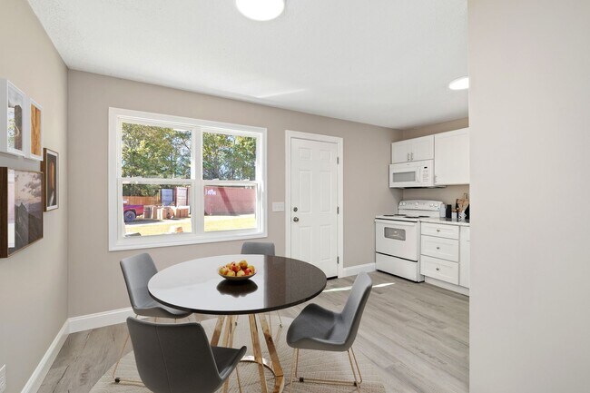 Building Photo - Affordable 2-Bedroom Apartment in Sumter, SC – Pinedale Apartments