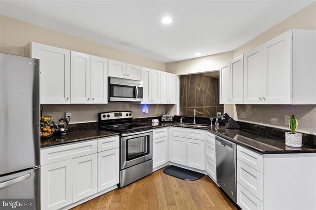 Building Photo - 962 Chanticleer