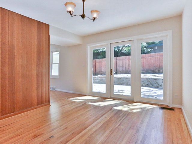 Building Photo - Spacious and Light Lake Oswego Home