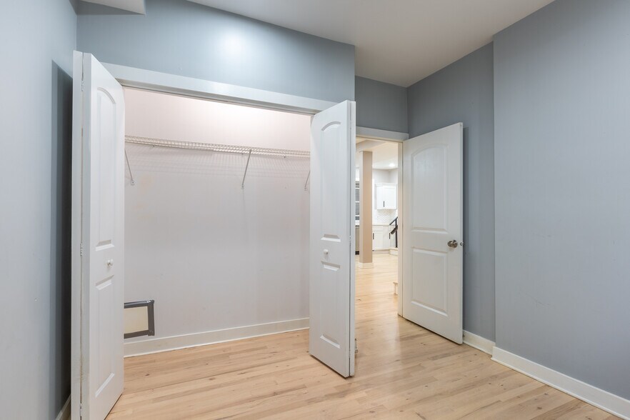 Building Photo - 1430 N Maplewood Ave