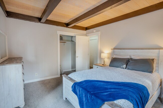 Building Photo - SKI LEASE:  Family Home with 1-Car Garage,...