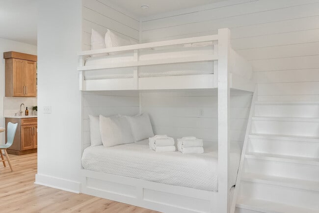 Building Photo - 223 E Lakeshore Dr