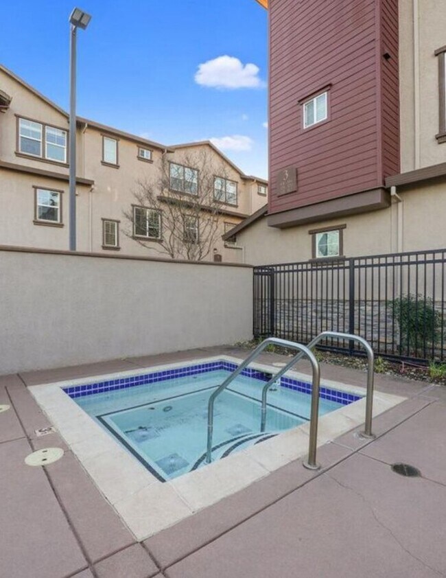 Building Photo - Beautiful 3 Bedroom Tri Level Townhome in ...