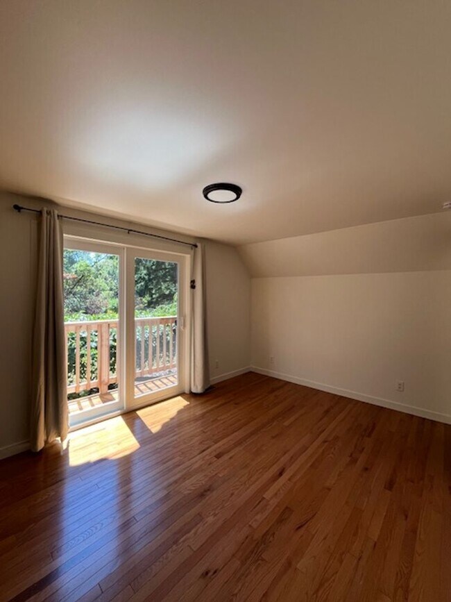 Building Photo - Spacious Country Home on Nearly 2 Acres!