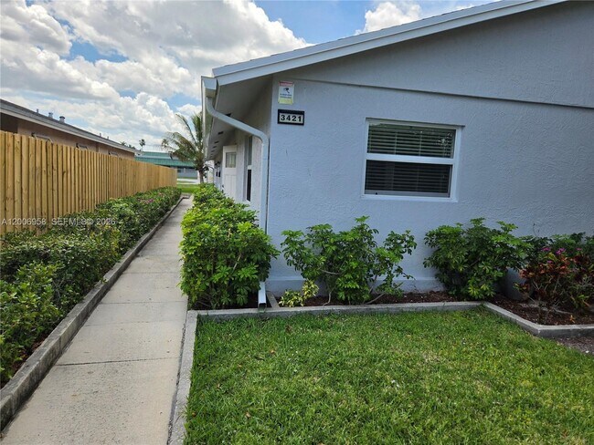 Building Photo - 3421 NE 5th Ave