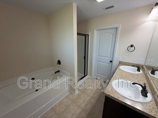 Building Photo - 5800 Glenby Ct