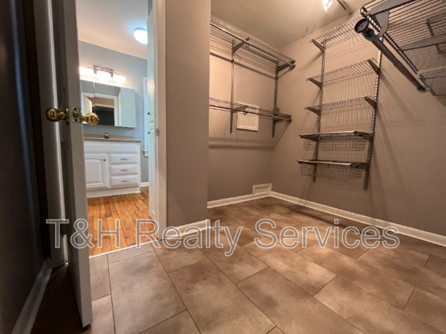 Building Photo - 8918 Birch St