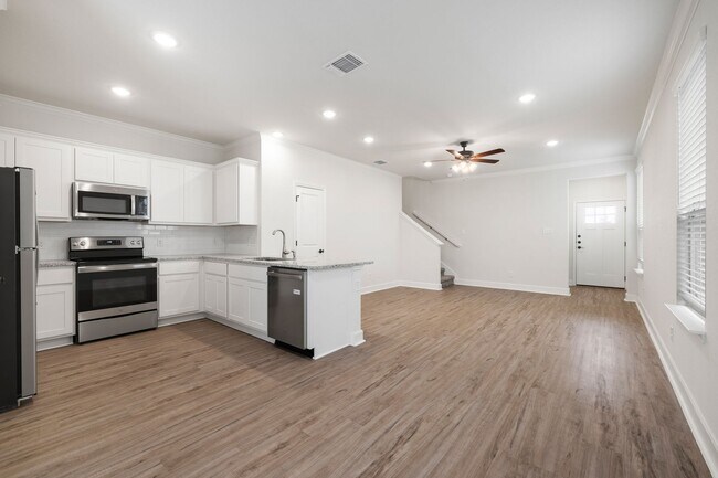Building Photo - Like-New 3BR Duplex in Gated Community w/ Parks, Granite Kitchen & Private Yard