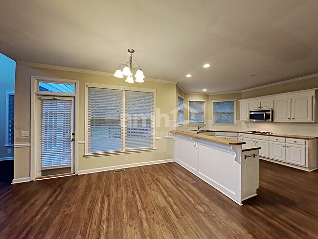 Building Photo - 815 Hillcrest Ln