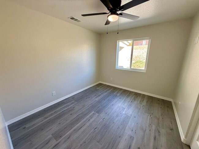 Building Photo - Modern 3 Bed, 2 Bath Home with Open Floor Plan & New Flooring – Fort Mohave- Available Now!