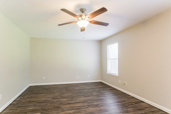 Building Photo - 1910 Emerald Pathway Dr