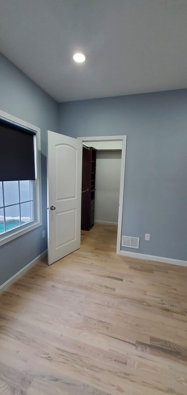 Building Photo - 220 WILLIAM St