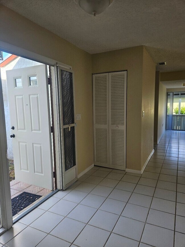 Building Photo - Port Charlotte home