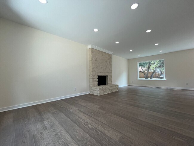 Building Photo - JUST RENOVATED 4/2.5 IN GREAT LEANDER LOCA...