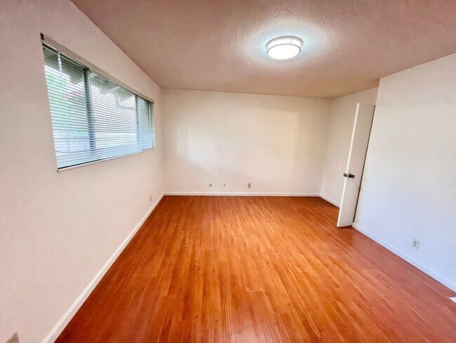 Building Photo - Adorable 3 bed / 1.5 bath Condo