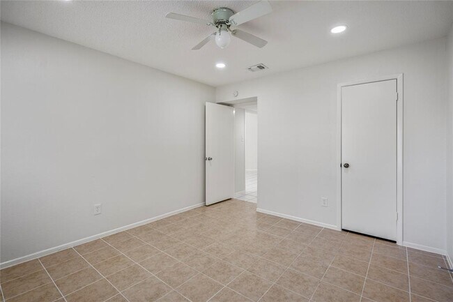 Building Photo - 11030 Hidden Bend Dr