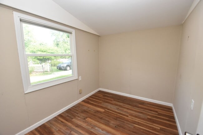 Building Photo - 4 bedroom 2 bath home close to UP Mall