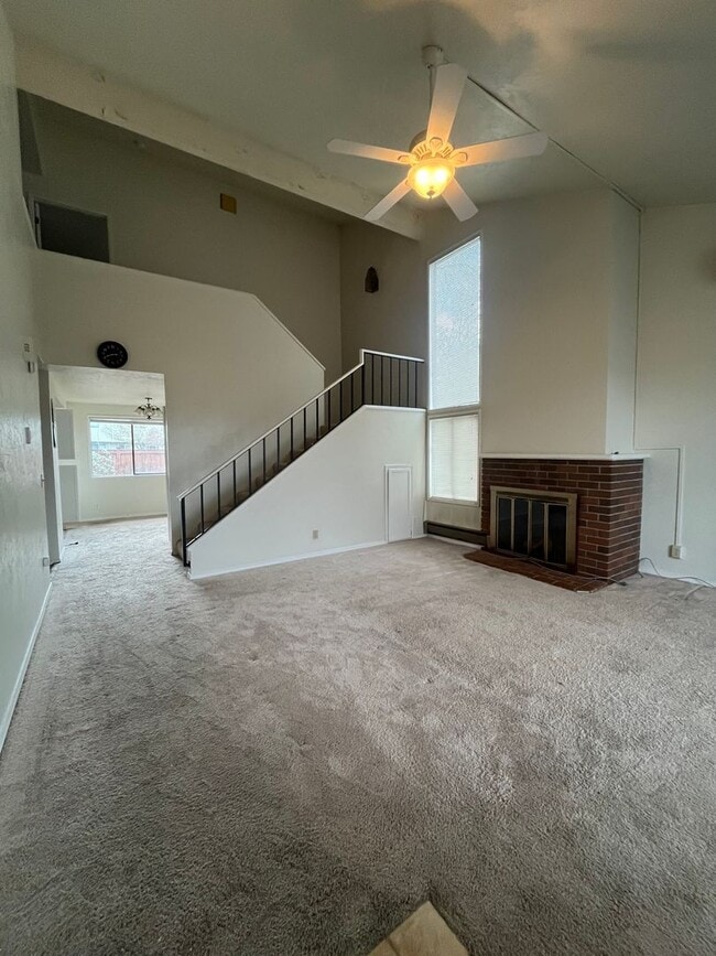 Building Photo - 3-Bedroom 1 1/2 Bathroom Condo in West Eugene