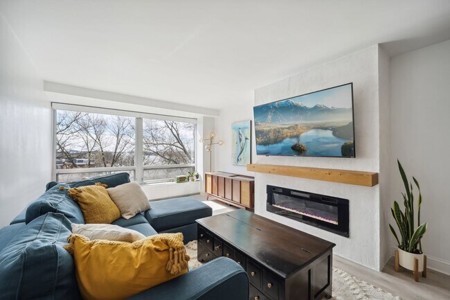 Primary Photo - Stunning 1 BR/1 BA Condo in Southwest Wate...