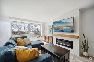 Building Photo - Stunning 1 BR/1 BA Condo in Southwest Wate...