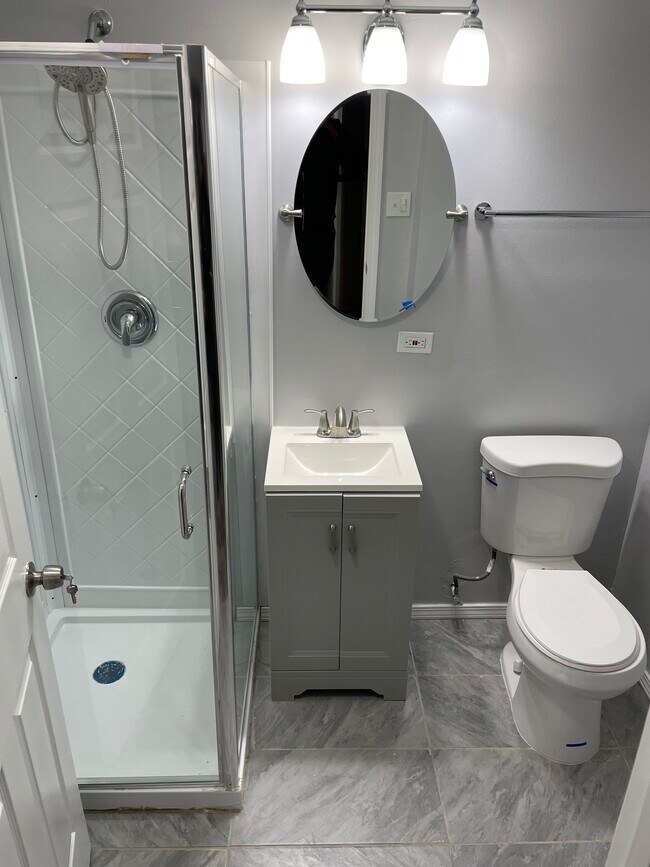 Building Photo - 1518 E 72nd St