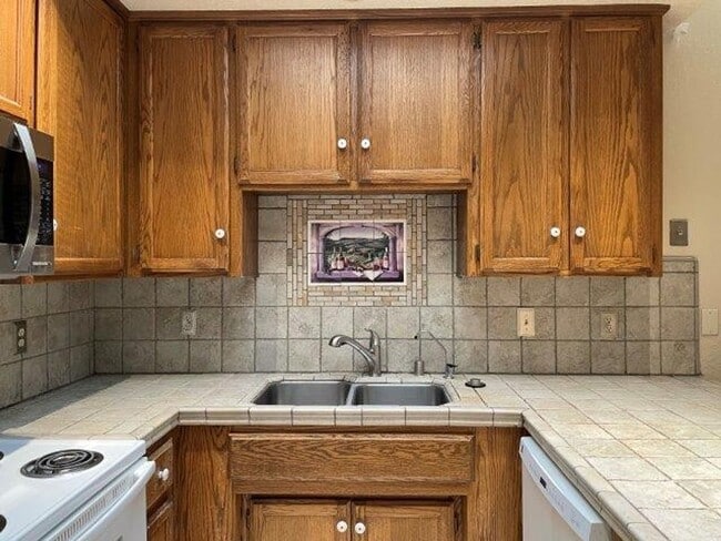 Building Photo - Spacious 3 bedroom home for rent