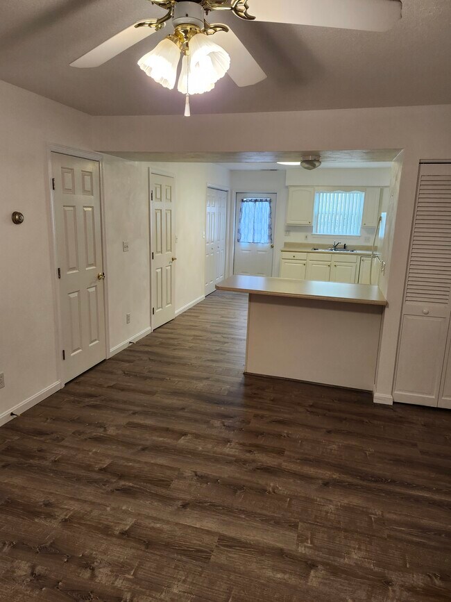 Building Photo - 1480 Woodlawn Dr