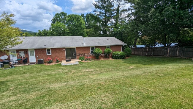 Building Photo - 3 Bed / 2 Bath on 1 Level - Garage, Lawn C...