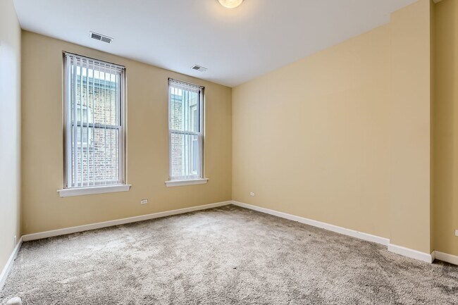 Building Photo - 3113 W Lawrence Ave