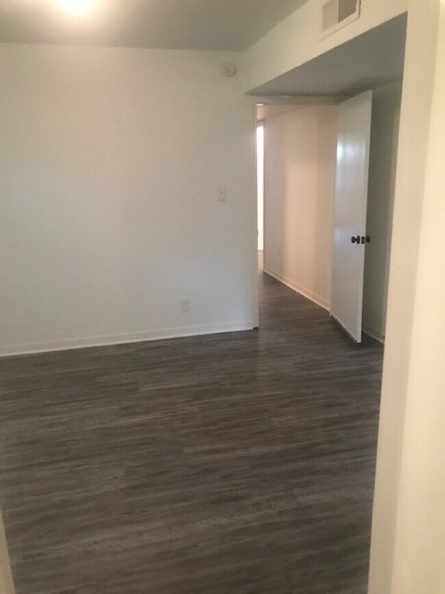 Building Photo - RECENTLY REMODELED BIG 4 BEDROOM 2 BATH LE...