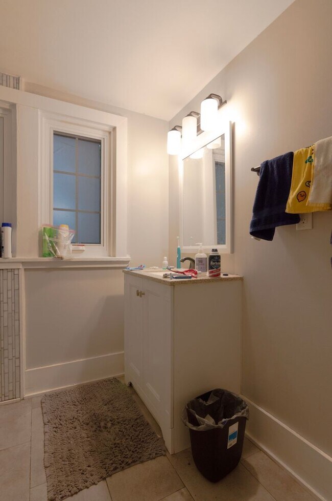 Building Photo - Room for Rent in 5 Bedroom House