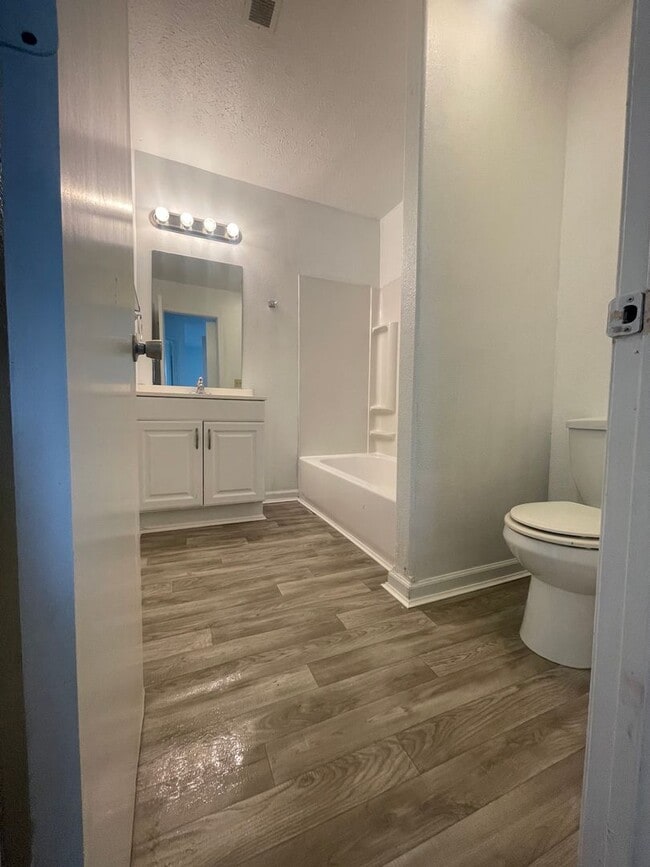 Building Photo - Available Now 3 Bedroom 2 Bath home just m...