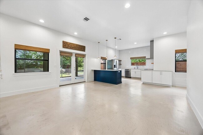 Building Photo - 4506 Russell Dr