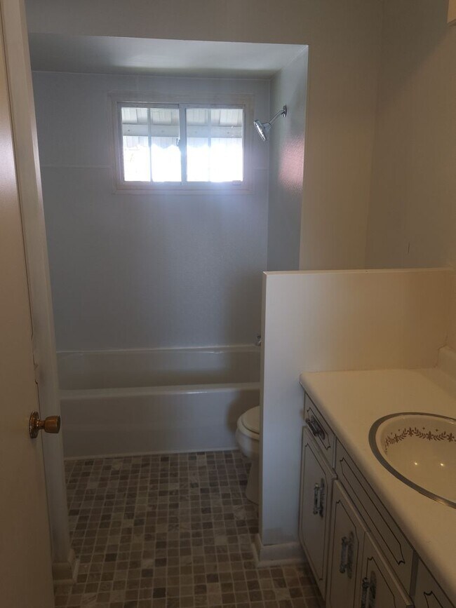 Building Photo - Recently Renovated - 3 bedroom 2 bathroom ...