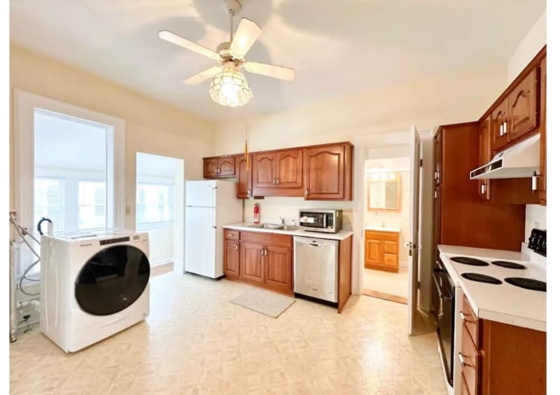 Building Photo - 573 Bloom St