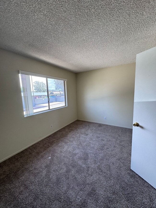 Building Photo - 2 Bedroom 1.5 Bath Attached unit available