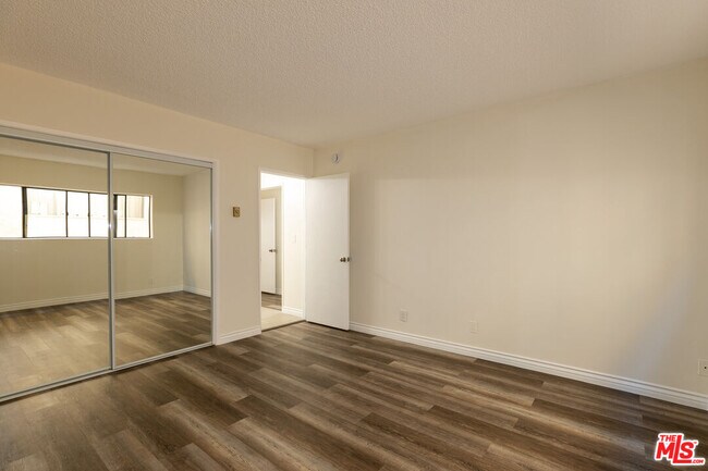 Building Photo - 1033 6th St