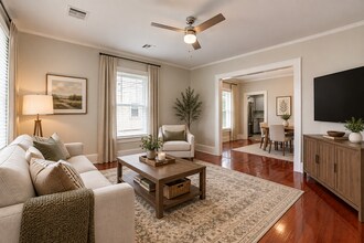 Building Photo - 2/1 Bright and Cheery Home Right Off Downtown!