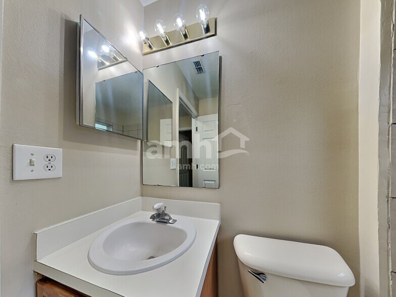 Building Photo - 1127 Dunbridge St