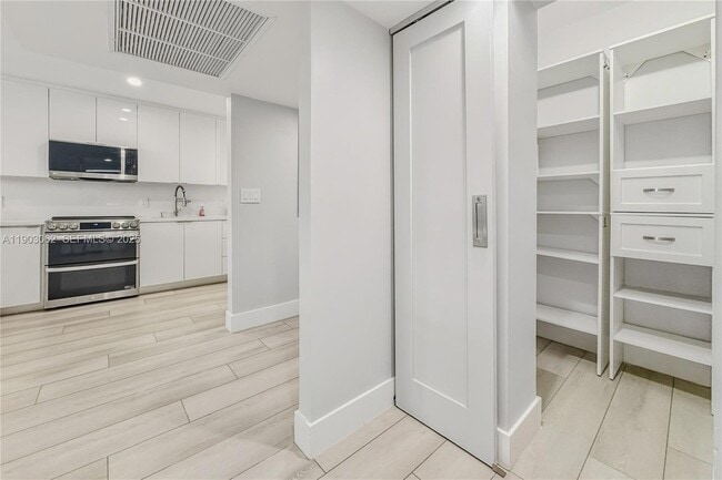 Building Photo - 100 Lincoln Rd