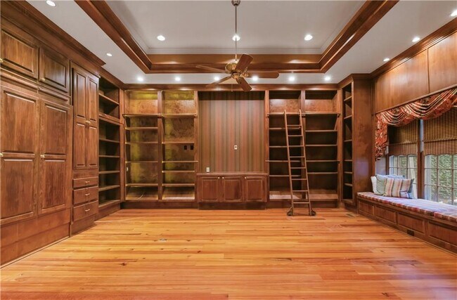 Building Photo - 430 W Wesley Rd NW