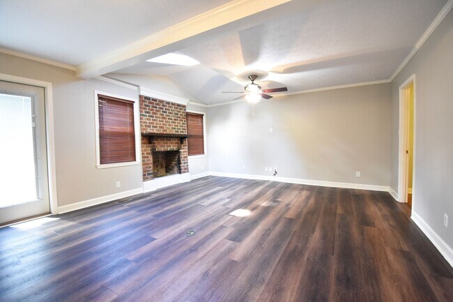 Building Photo - 3 Bedroom 2 Bathroom Home- Pets Considered