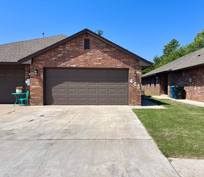 Primary Photo - Updated 3 Bedroom 2 Bath Duplex in the Hea...