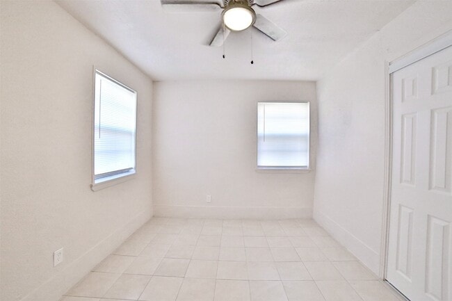 Building Photo - 222 Spell St