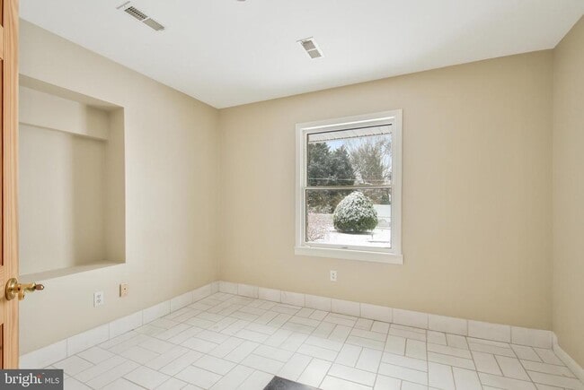 Building Photo - 6561 Shady Side Rd