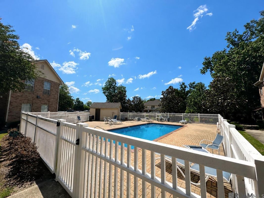Building Photo - 900 Dean Lee Dr