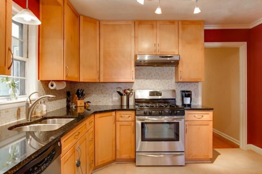 Large kitchen - 3300 Medina Avenue
