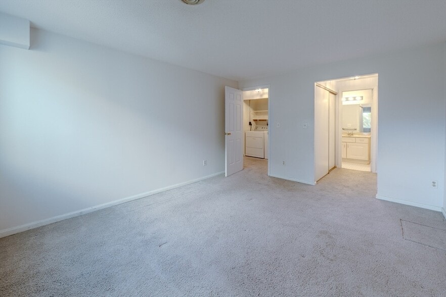 Building Photo - 255 North Rd